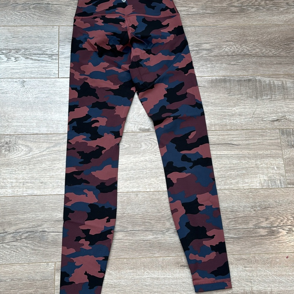 Lululemon. NWOT. Size 4. No pilling. Brand new